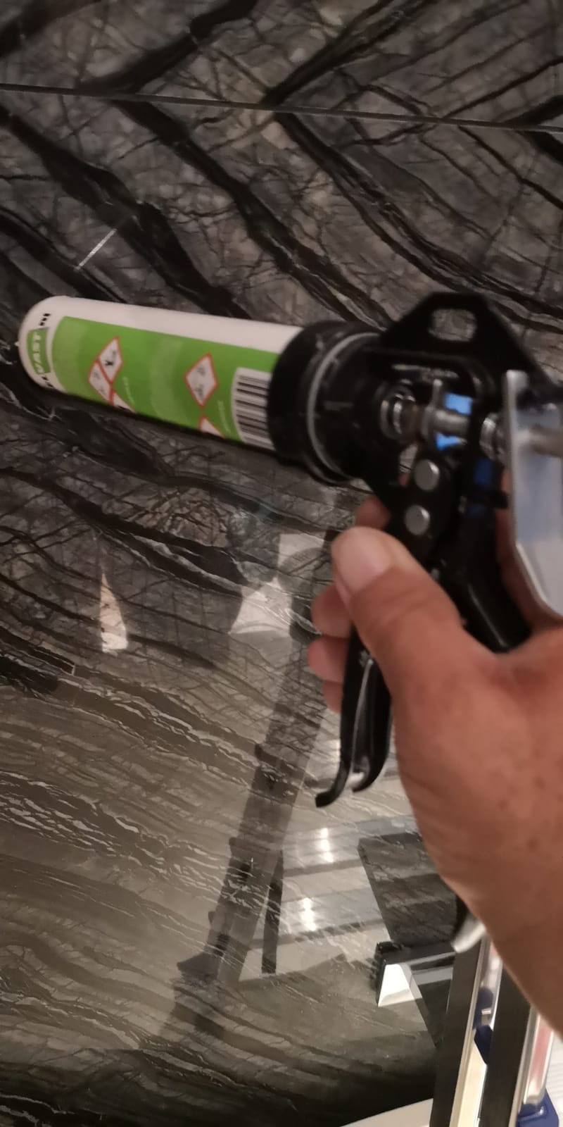 Hoe krijg ik mijn loszittende tegels weer vast?