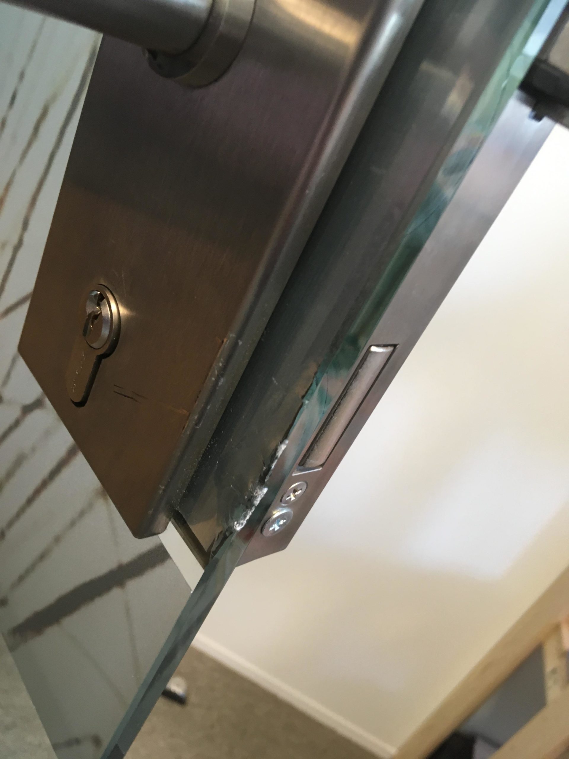 Glas polijsten van opengebroken deuren