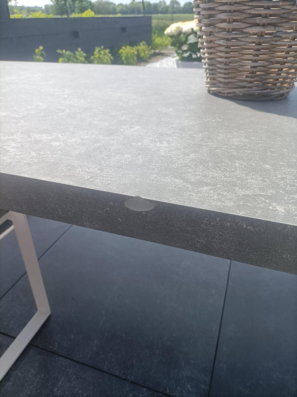 Chip in keramische tuintafel