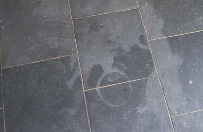Herstel van Belgisch hardstenen vloer met schade door schoonmaakazijn