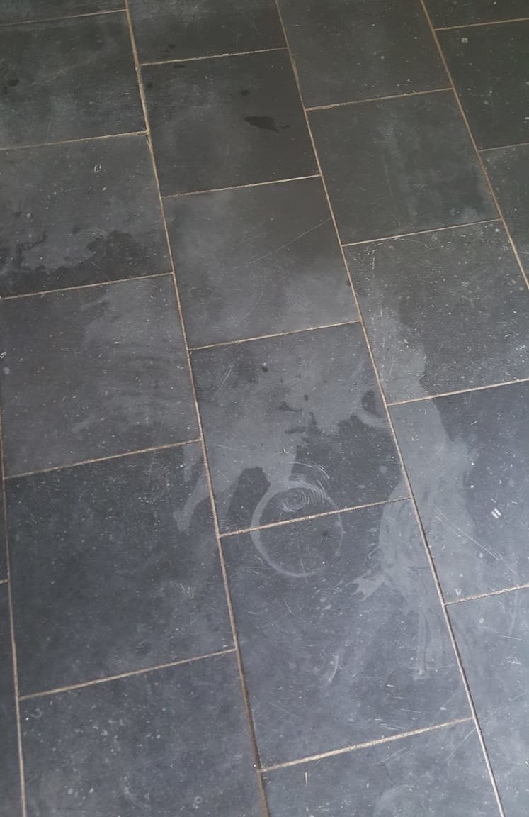 Herstel van Belgisch hardstenen vloer met schade door schoonmaakazijn